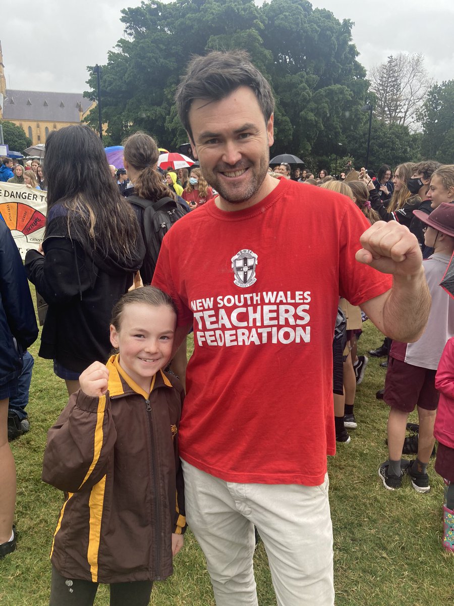 jgwaight's tweet image. Families that strike together stay together. Our students are leading the way #ClimateStrike #ss4c @TeachersFed