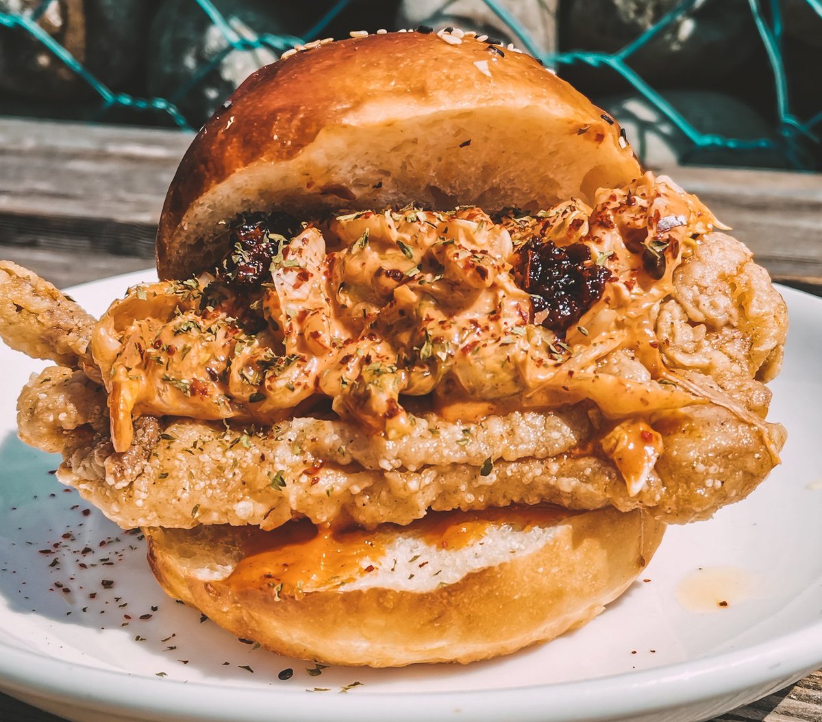 anjoballs's tweet photo. made a fried chicken burger for @sabongfc 👀

kimchi slaw, ssam oil, gochugaru rub, gochu mayo, + fried chicken that's too big for the brioche bun it's in!

served with dirty fries &amp; maybe some soju. limited quantities available soon! https://t.co/YriQFIkNmn