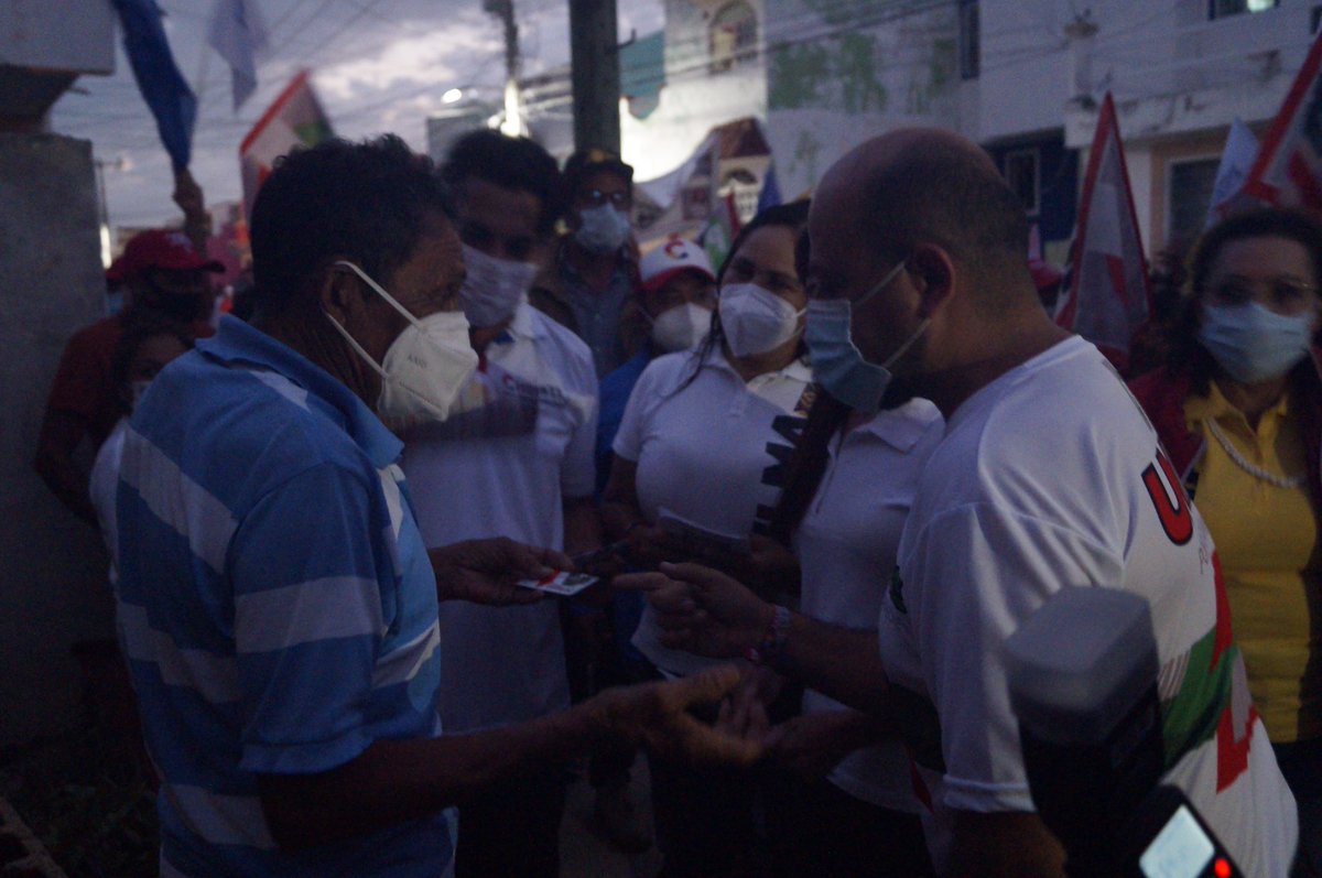 PRICM_Campeche's tweet photo. Sin parar, y con una tarde fresca nos encontramos caminando por las calles de #Kala y #Colonial con nuestro próximo gobernador Christian Castro Bello, Pepe Inurreta, Ana Martha Escalante y Vilma Cervera. 

¡El segundo distrito con todo! 🔴🔵🟡

#PRIMunicipalchr
#DiegoGutiérrez https://t.co/hvJDwhq5qC