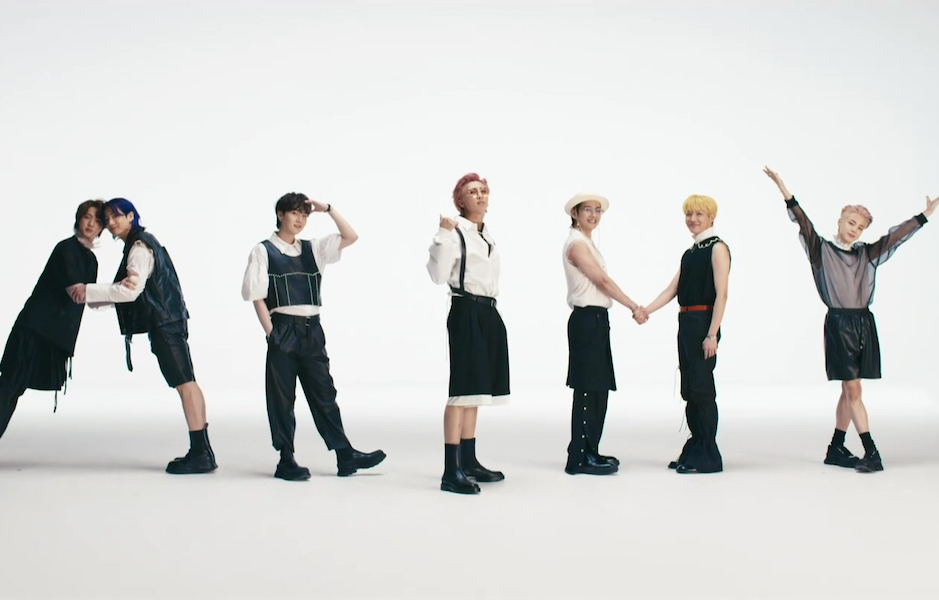 soompi's tweet photo. WATCH: #BTS Is Smooth Like "Butter" With MV For Summery Comeback Single #BTSBackWithButter
https://t.co/q4Le6VoIsw https://t.co/fm6HEH1WLS