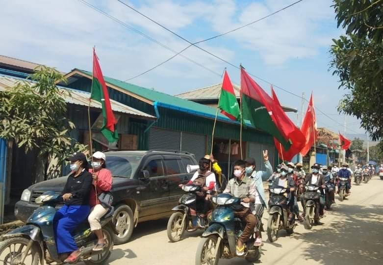 pinkpinkypnk's tweet photo. The residents from LoneKhin, Hpakant took to the street to show their defiance against military rule.
#WhatsHappeningInMyanmar 
#May21Coup https://t.co/v8bgvdBt2r