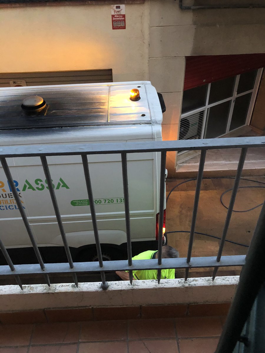 gemmaferrer93's tweet photo. @jordi_ballart agraïm que se’ns vingui a netejar el carrer, però pensavem que fins les 8 del matí no es podia fer soroll. Avui a les 06:15h han vingut amb la karcher a netejar el terra i tots els veïns hem sortit a les finestres preguntant-nos que era aquell soroll. Volem dormir! https://t.co/P5FR3NdxGk
