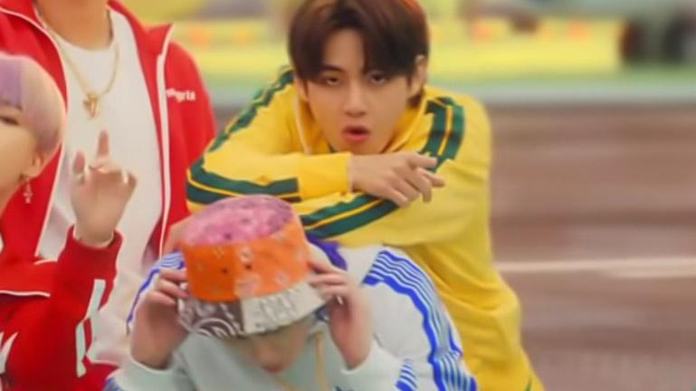 taekookfolder's tweet photo. Taehyung resting his arms on Jungkook's back 💛 https://t.co/mtf7C4OQgQ