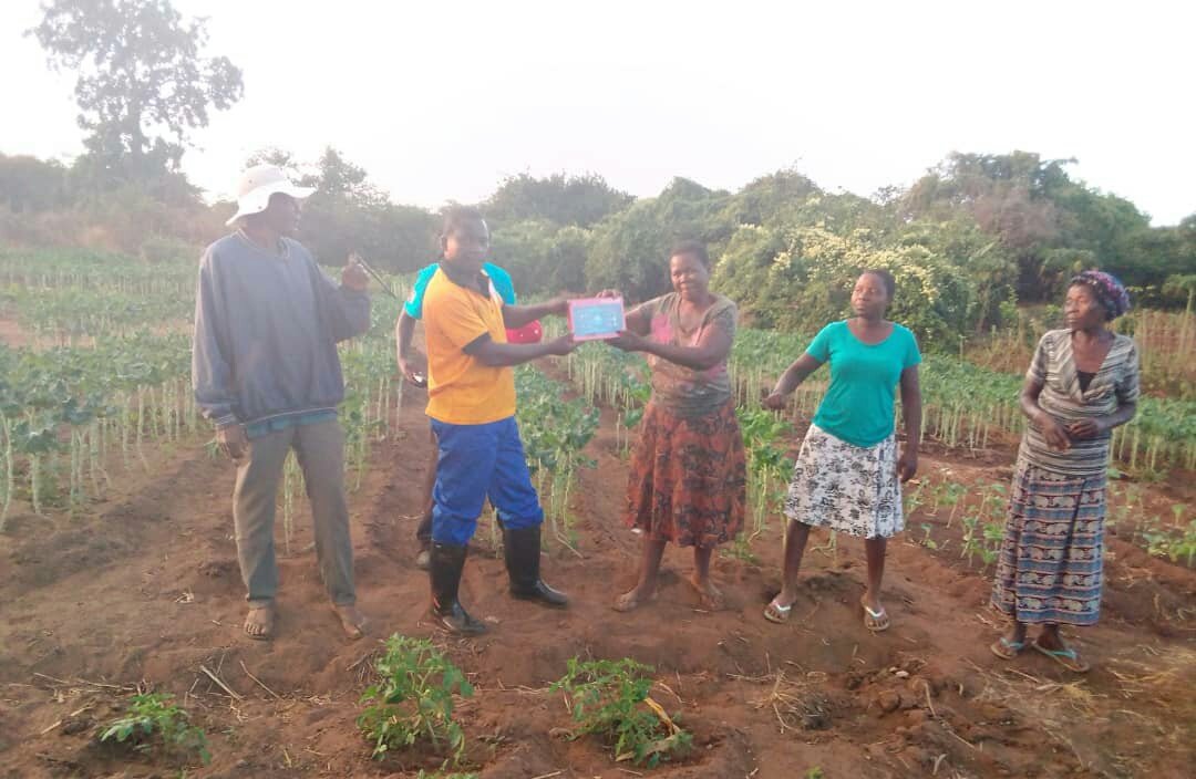 The Youth Desk in e @MoLAFWRR_Zim handed over a tablet to one of e young female chairperson of a nutritional garden who is also a member of the Rushinga Agricultural Education Demonstration Centre at Manetsera,Rushinga.The tablet is to be used 4 agric related purposes