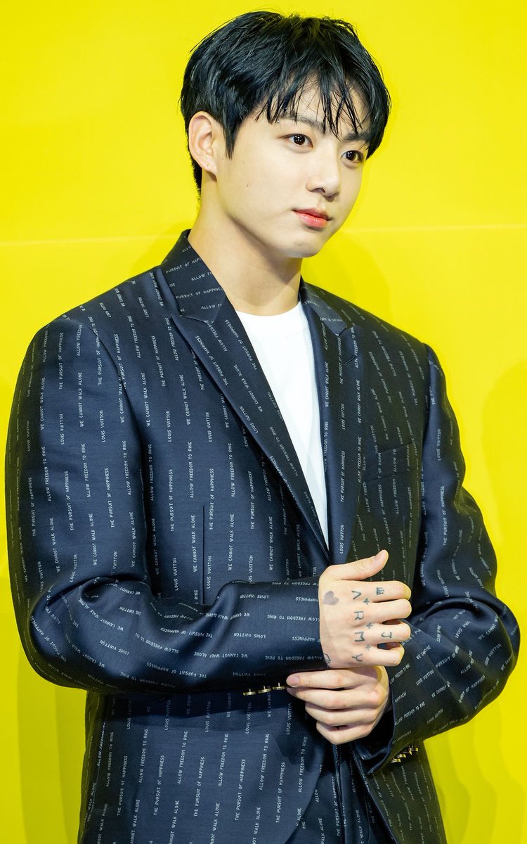 JK_Glitters's tweet photo. More Jungkook’s photos on K-media. Jungkook looking so dandy and incredibly handsome dressed in LV suit. 🥳 @BTS_twt https://t.co/5sqw3l16Ad