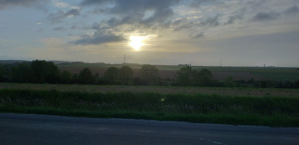franck_fllhm's tweet photo. Le soleil est timide sur la campagne #sarthoise avec un petit 10 degrés https://t.co/FbMo1TMdt7