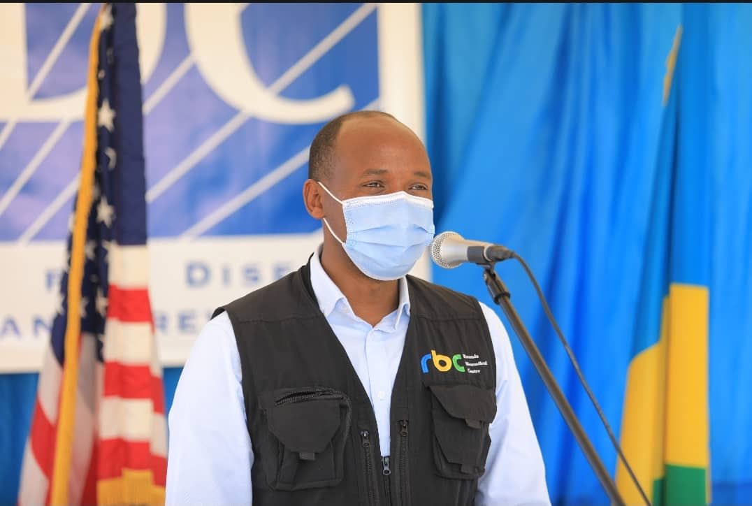 #Rwanda receives from the US Government a mobile X-Ray machine to provide support to the @KibuyeRH’s ability to diagnose and treat #COVID19 patients as @KarongiDistr continues to fight an uptick of cases