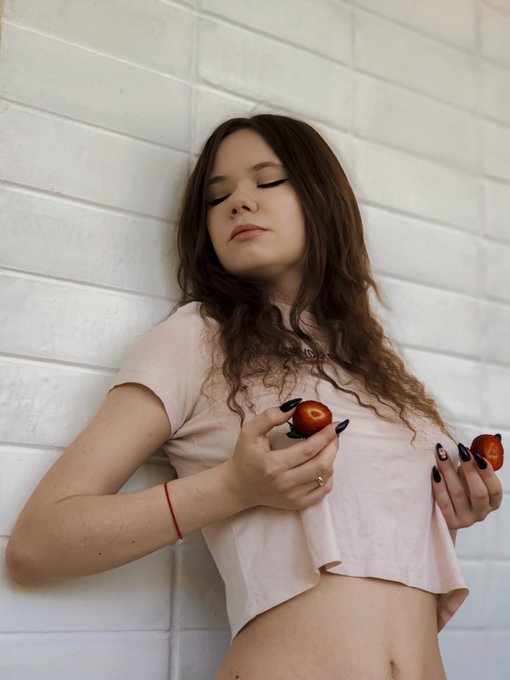 Who wants some strawberries? 😋🍓  #pleafy #strawberry #portraitphotography https://t.co/ASWWgXZWvD<a href="/tag/pleafy"class="tags">#pleafy</a><a href="/tag/strawberry"class="tags">#strawberry</a><a href="/tag/portraitphotography"class="tags"><span>#portraitphotography</span></a>