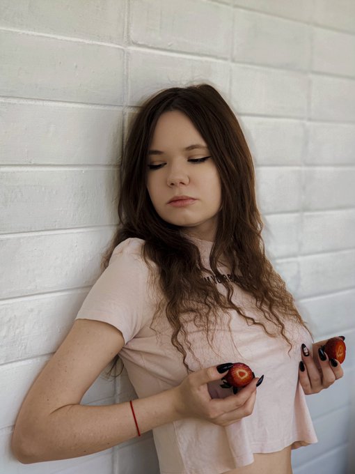 Who wants some strawberries? 😋🍓  #pleafy #strawberry #portraitphotography https://t.co/ASWWgXZWvD<a href="/tag/pleafy"class="tags">#pleafy</a><a href="/tag/strawberry"class="tags">#strawberry</a><a href="/tag/portraitphotography"class="tags"><span>#portraitphotography</span></a>