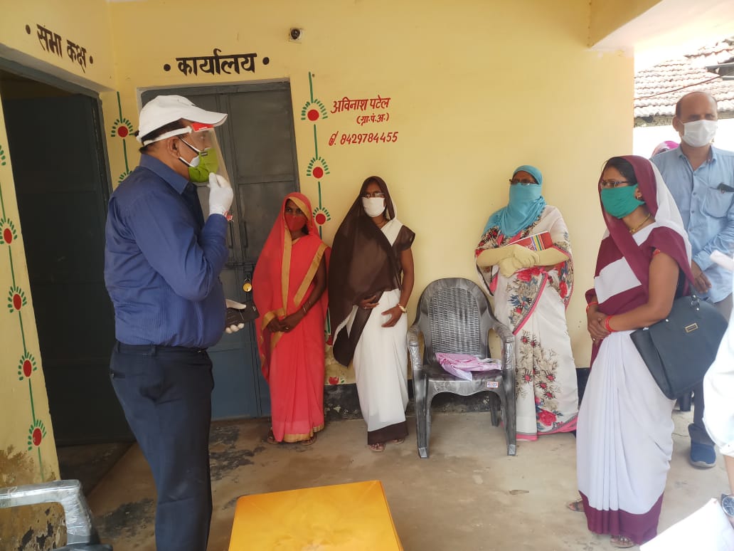 dd_mirzapur's tweet photo. @CMOfficeUP आज 21/05/2021को JD(P)विंध्याचल मण्डल द्वारा जनपद मिर्ज़ापुर के वि0 ख0 हालिया के ग्रा0पं0 तेंदुई,बरौंधा वं लायन  में सफाई अभियान,sanitizationकार्यो का निरीक्षण वं कोविड निगरानी समिति के सदस्यों एवं आशा के पास मेडिकल किट की उपलब्धता वं एंटीजेन टेस्टिंग  की चर्चा हुई । https://t.co/8td0nCrN2m