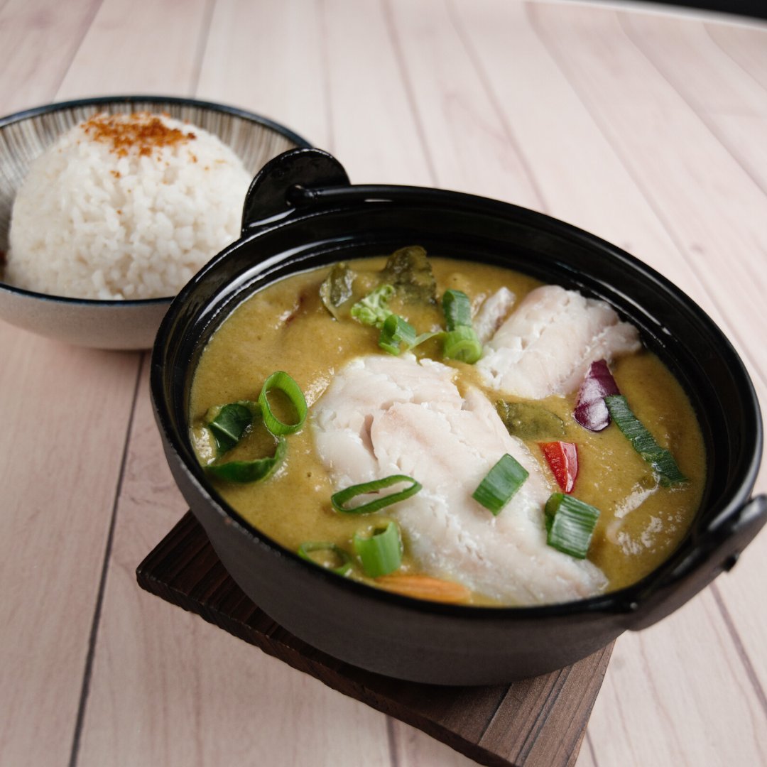 The Malaysian cod curry is the perfect healthy option for lunch or dinner💚

Comes with lemongrass, curry leaves, coconut milk and served with steamed jasmine rice

#codcurry #curry #chaochao #asianfood #southeastasianfood  #takeaway #takeawayfood  #streetfood #nottsfoodie