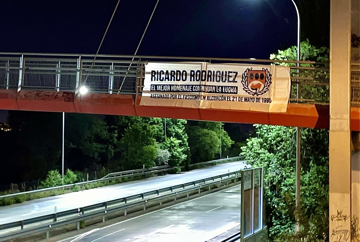 El 21 de mayo de 1995 un grupo de neonazis de Bases Autónomas-Sección Cubos asesinó en Alcorcón a Richard. 

Emplearon navajas, cadenas y una pistola de aire comprimido.

Nuestra ciudad le rinde su particular homenaje como cada año.

¡Richard vive, la lucha sigue!
