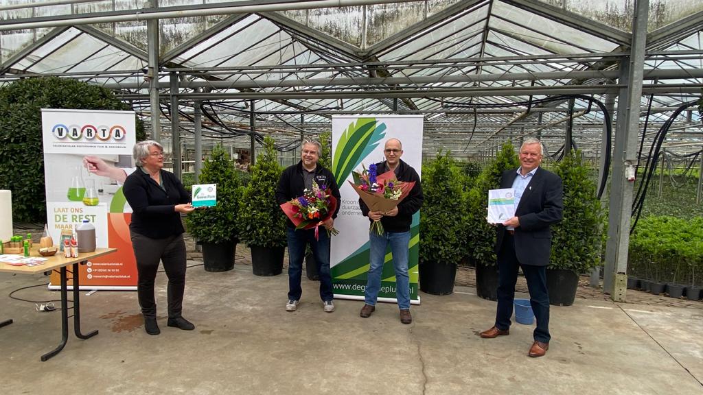 Handelskwekerij Gova BV wint Groene Pluim  
Op vrijdag 21 mei werd door wethouder Klaar Koenraad van de gemeente Roosendaal een Groene Pluim uitgereikt aan de eigenaren van Gova BV uit Nispen, de broers Jack en Charl Goossens.