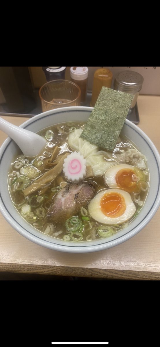 net44293975's tweet photo. いつみ屋さんのわんたんらーめん煮卵入り
あっつあつのスープ、王道のスープ、最高でした
見た目もすごく素敵
#いつみや　#ラーメン　＃府中 https://t.co/iZu6KreGLn