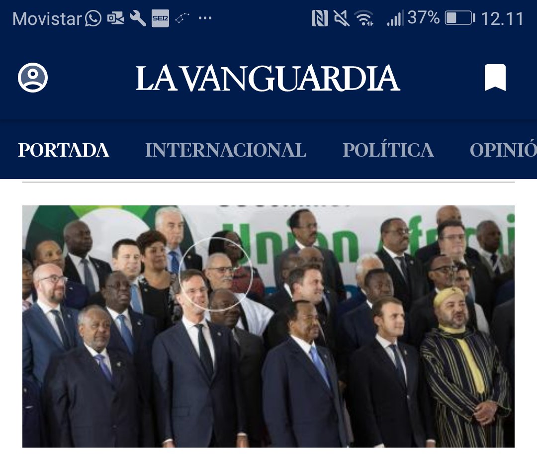 EnricJuliana's tweet photo. En 2017, al rey Mohamed VI no le importaba que en una fotografía de grupo con Emmanuel Macron apareciese Brahim Gali, líder del Frente Polisario. Todo eran  sonrisas en la cumbre de Costa de Marfil.
En LV publicamos hoy la foto. @Fedechanove nos facilitó la pista. Gracias. https://t.co/Bj4w2A1BY9
