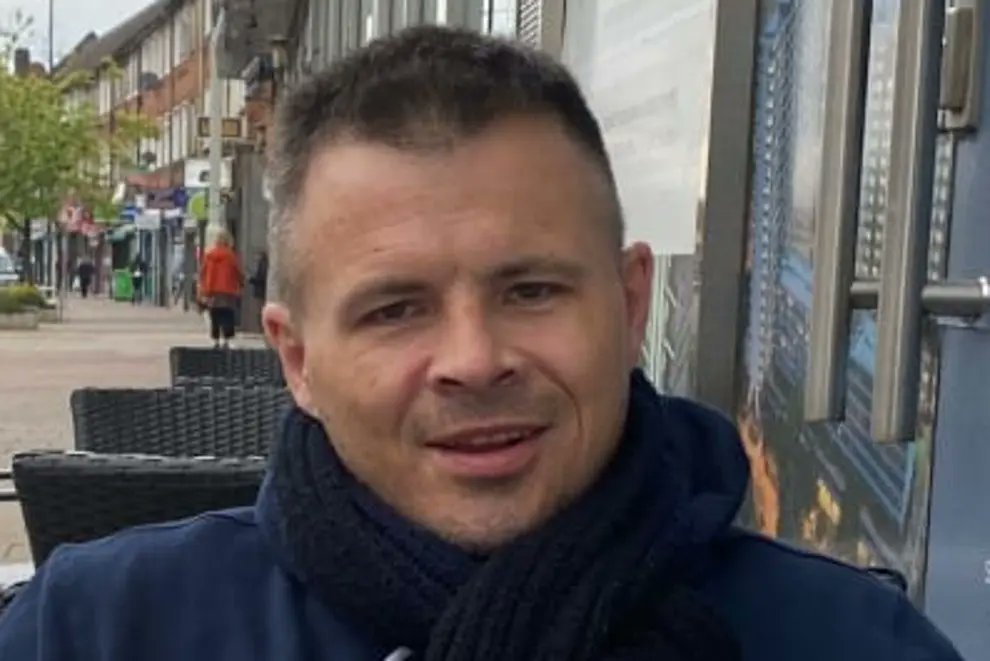 CrimeLdn's tweet photo. the first picture of a man fatally stabbed in an alleyway next to a nursery in Richmond.

Tim Hipperson, 39, was found stabbed in Kings Road, Richmond, https://t.co/Qfc80LWOQy