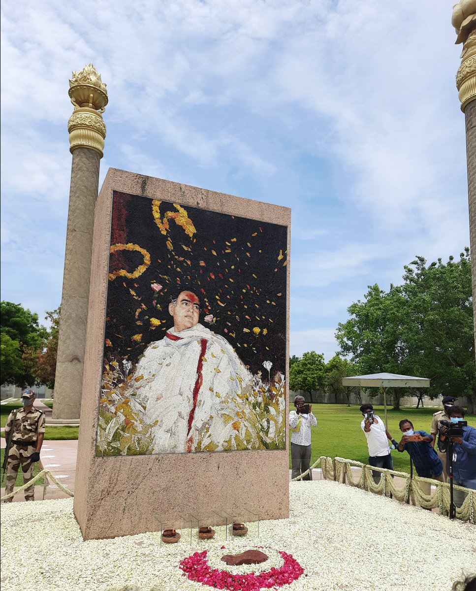 GopiMmda's tweet photo. #RahulGandhi #PriyankaGandhiVadra #KSAlagiri #ManickamTagore #DineshGunduRao 
கமல முகமே - நீ காய்ந்து சருகு ஆனது இத்தினமே!
எங்கள் கண்ணில் மறைந்தாலும் கருத்தில் மறையாத கண்ணியத் தலைவா- ராஜீவே!
பஞ்சாயத்து ராஜ் பாதுகாவலனே  நகர்பாலிகா நாயகனே
வாழ்க நின் புகழ்
இவ்வையகம் உள்ள மட்டுமே. https://t.co/K02G7hCnrw