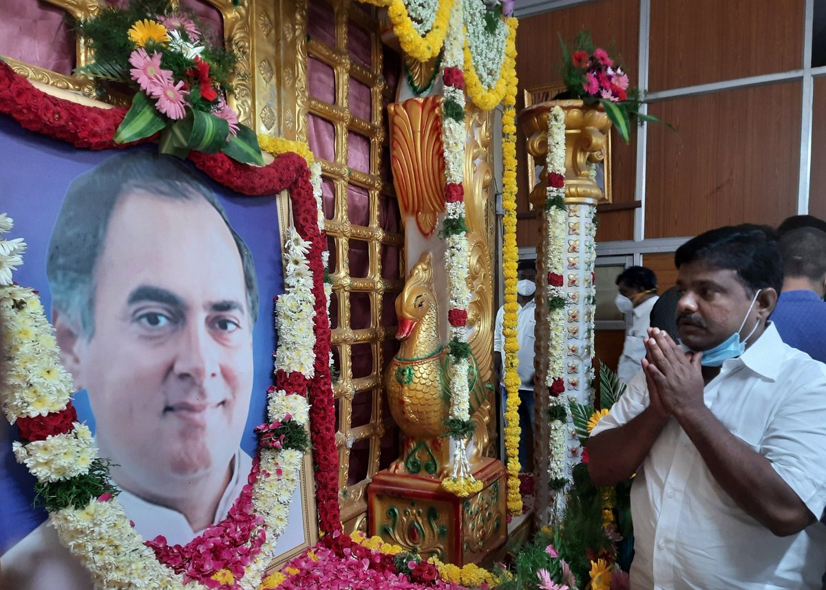 GopiMmda's tweet photo. #RahulGandhi #PriyankaGandhiVadra #KSAlagiri #ManickamTagore #DineshGunduRao 
கமல முகமே - நீ காய்ந்து சருகு ஆனது இத்தினமே!
எங்கள் கண்ணில் மறைந்தாலும் கருத்தில் மறையாத கண்ணியத் தலைவா- ராஜீவே!
பஞ்சாயத்து ராஜ் பாதுகாவலனே  நகர்பாலிகா நாயகனே
வாழ்க நின் புகழ்
இவ்வையகம் உள்ள மட்டுமே. https://t.co/K02G7hCnrw