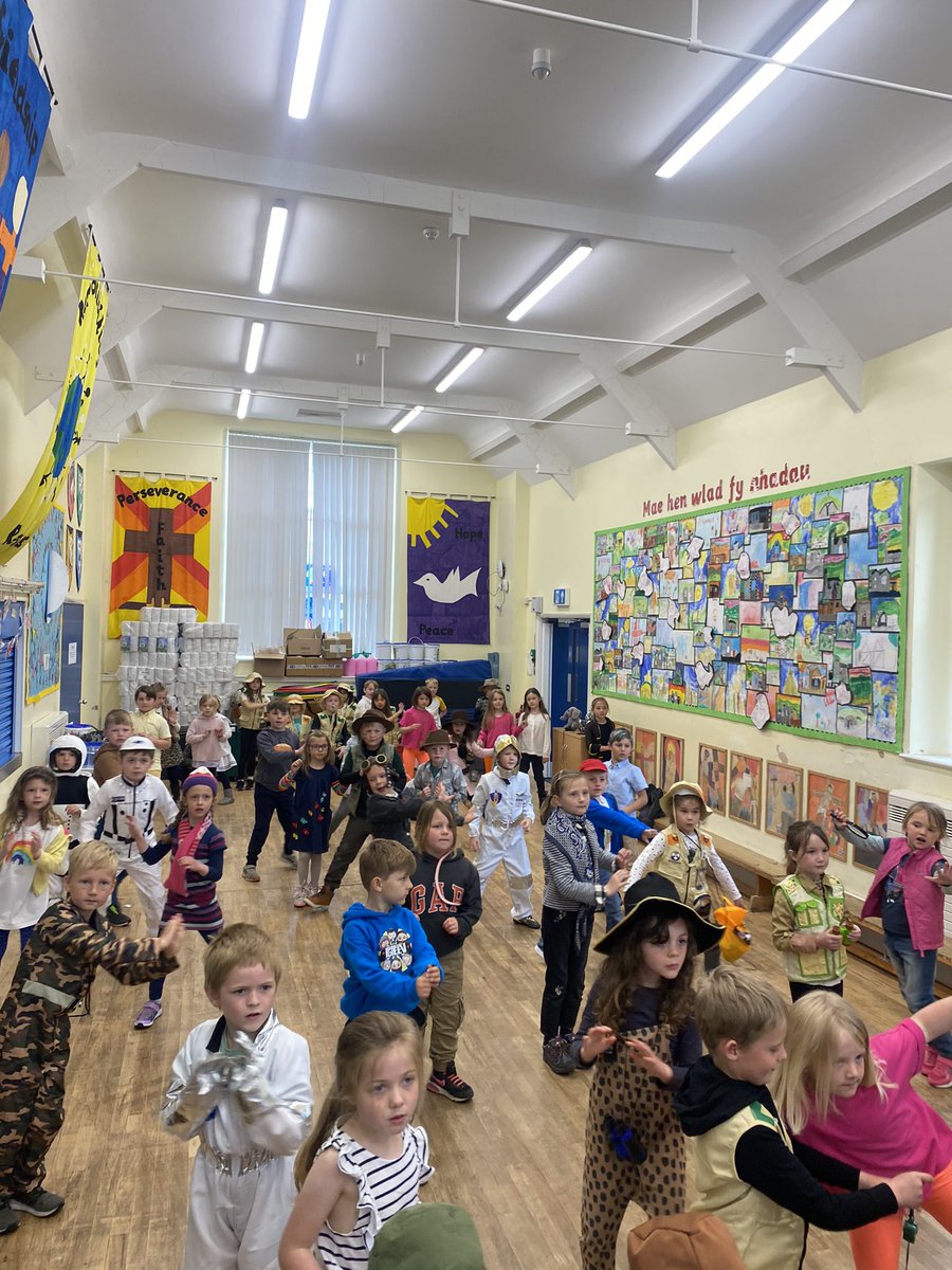 LlansannorPS's tweet photo. Year 1 and 2 are having a wonderful Explorers day. We have been practising our directional skills with some dance #explorers #endoftopic https://t.co/W2Lov73q63