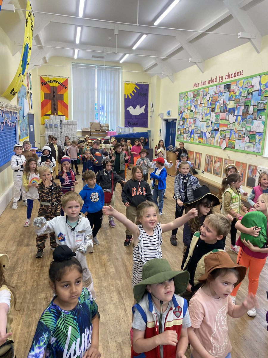 LlansannorPS's tweet photo. Year 1 and 2 are having a wonderful Explorers day. We have been practising our directional skills with some dance #explorers #endoftopic https://t.co/W2Lov73q63