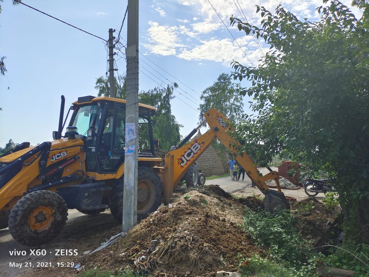 RampurDpro's tweet photo. ग्राम पंचायत नारायण नांगल विकास खंड बिलासपुर में Jcb के माध्यम से सफ़ाई कार्य करते सफ़ाई कर्मी । @Bhupendraupbjp @myogioffice @uppanchayatiraj @DeoRampur @mopr_goi https://t.co/Jap3EBbRSv