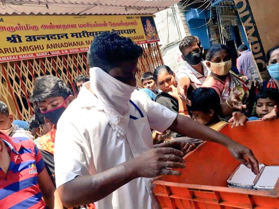 GaneshYadavINC's tweet photo. Today on the occasion of Late PM Shri. Rajiv Gandhi ji's death anniversary  distributed 1000 cooked food packets and 5000 masks in different areas of Sion area coordinated by Sion Koliwada Youth Congress President @arunborade_iyc.
#RemembringRajivGandhi https://t.co/giRdXfOQ3X