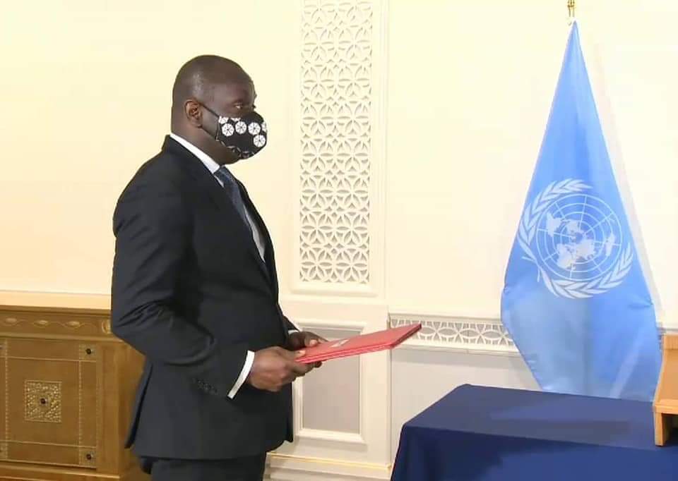 diplocam_minrex's tweet photo. Monsieur Alain Wilfried BIYA, Ministre Plénipotentiaire, a présenté à M. Antonio Guterres, SG des Nations Unies, les Lettres d’introduction qui l’accréditent comme Observateur permanent. de l'Agence Internationale pour les Énergies Renouvelables (IRENA) auprès de l’ONU. https://t.co/4vsB3JxR52