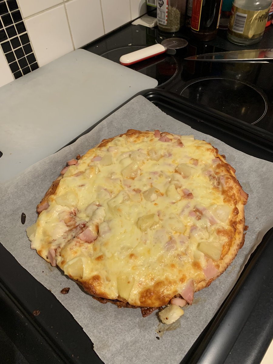 Hoobiemanchu's tweet photo. Ready and delicious! #giropizza and donβt @ me about the pineapple- weβre Queenslanders and liking pineapple is part of the orientation kit!πππ https://t.co/UI9T3FPW8V