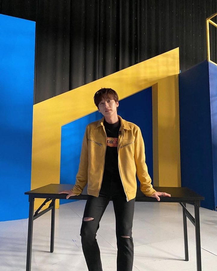 eunhyuk_outfit's tweet photo. 21.05.12 [Weekly Idol]

보내주신 서포트 맛있게 잘 먹었습니다 ☺️
 I enjoyed the support you sent to me ☺️

black T - #usedfuture
yellow suede jacket - #ironyporno
black denim - #stylist

#은혁인뭘입나 #eunhyukwear #슈퍼주니어은혁 #eunhyukee44

© https://t.co/8wbPRzKC2h https://t.co/fS6BBdzxO3