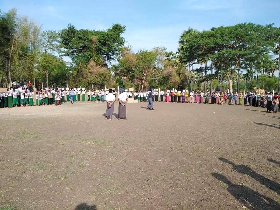 zalattpwint's tweet photo. Middle schoolers from Myaing Tsp were seen staging a protest claiming they won’t attend school until the elected government is restored.  #OpposeSlaveryEducation  #WhatsHappeningInMyanmar  #May21Coup  #GlobalArmsEmbargo https://t.co/IOU35jBi5d