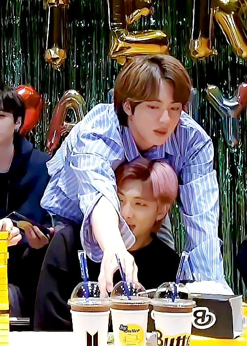 kusa9_4's tweet photo. 직장동료가 이러면 보통 놀라지 않나??
사귀는게 분명 https://t.co/6sQLr1L4sa