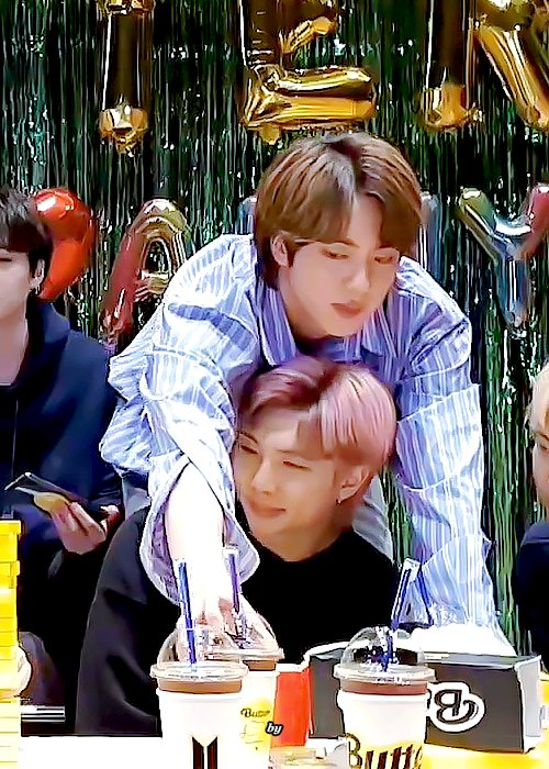 kusa9_4's tweet photo. 직장동료가 이러면 보통 놀라지 않나??
사귀는게 분명 https://t.co/6sQLr1L4sa