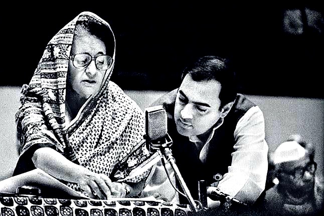 #RememberingRajivGandhi 𝗧𝗵𝗲 𝗙𝗼𝗿𝗺𝗲𝗿 'Prime Minister of India' on His 𝟯𝟬𝘁𝗵 𝗗𝗲𝗮𝘁𝗵 𝗔𝗻𝗻𝗶𝘃𝗲𝗿𝘀𝗮𝗿𝘆‼

𝗧𝗵𝗲 𝗜𝗿𝗼𝗻 𝗟𝗮𝗱𝘆 𝗼𝗳 𝗜𝗻𝗱𝗶𝗮 : 'Indira Gandhi' 𝗪𝗶𝘁𝗵 'आधुनिक भारत' के जनक #RajivGandhi ‼

#RajivGandhideathAnniversary