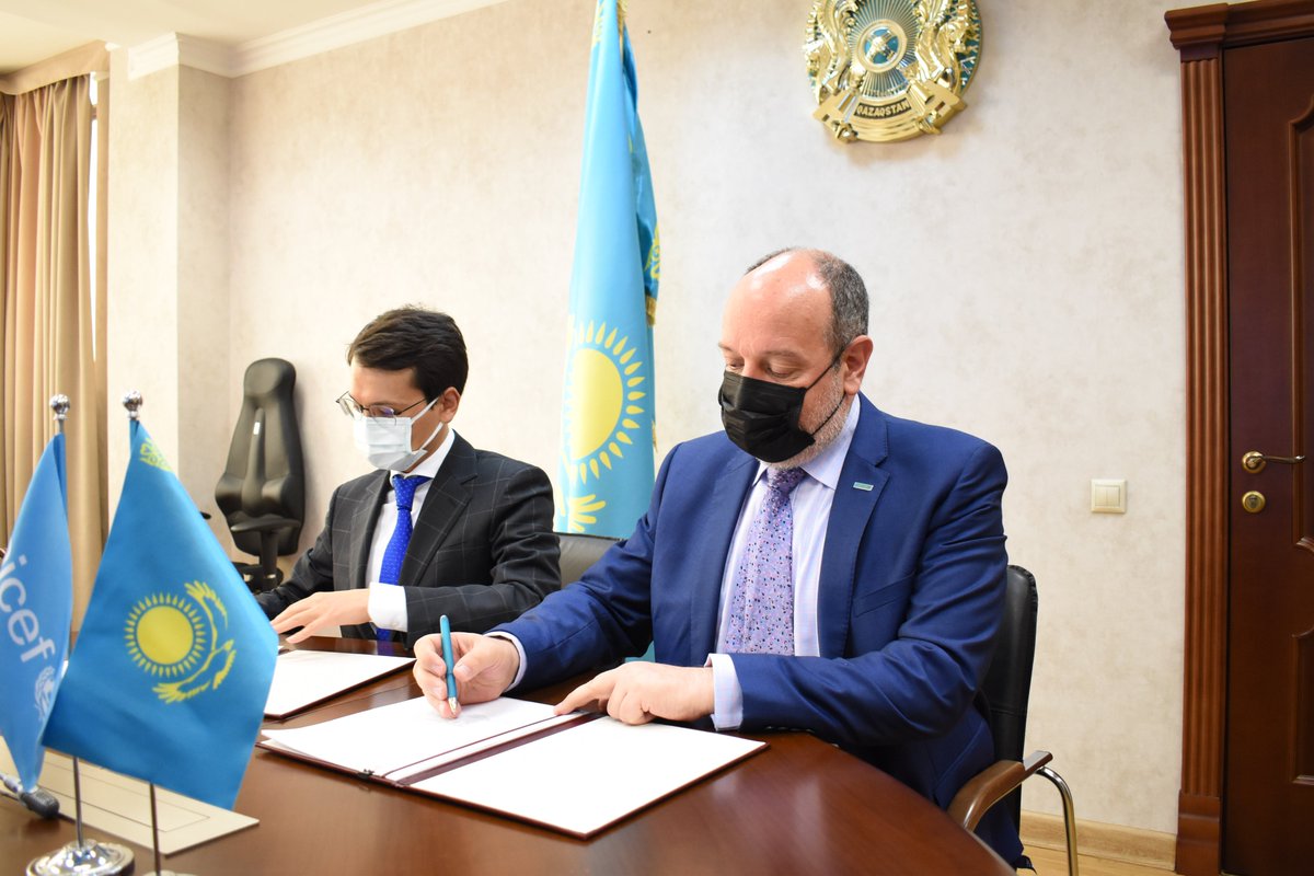 arthurvandiesen's tweet photo. #Connectivity is a prerequisite for education, now more than ever. Pleased to sign a Memorandum of Understanding today between the Ministry of Digital Development, Innovation and Aerospace Industry of #Kazakhstan, @unicef_kaz and @ITU to take forward our GIGA initiative! https://t.co/fRFv02LIkY