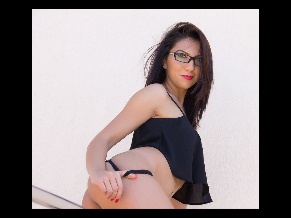 yourmissf's tweet photo. I'm online right now on skyprivate (live skype show). my private profile:  Please RT. thanks! #camgirl https://t.co/NJNqElgFc2