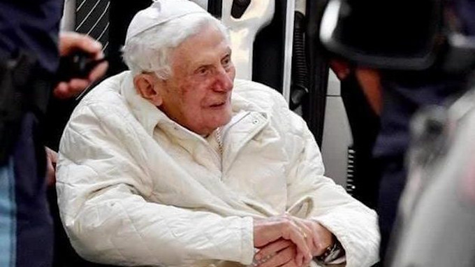 InfoCatolica's tweet photo. Benedicto XVI: «Es hermoso ver cómo en Polonia sigue floreciendo lo que se marchita en Alemania» https://t.co/nwZdsAtKcu https://t.co/Uh32o3sE7u