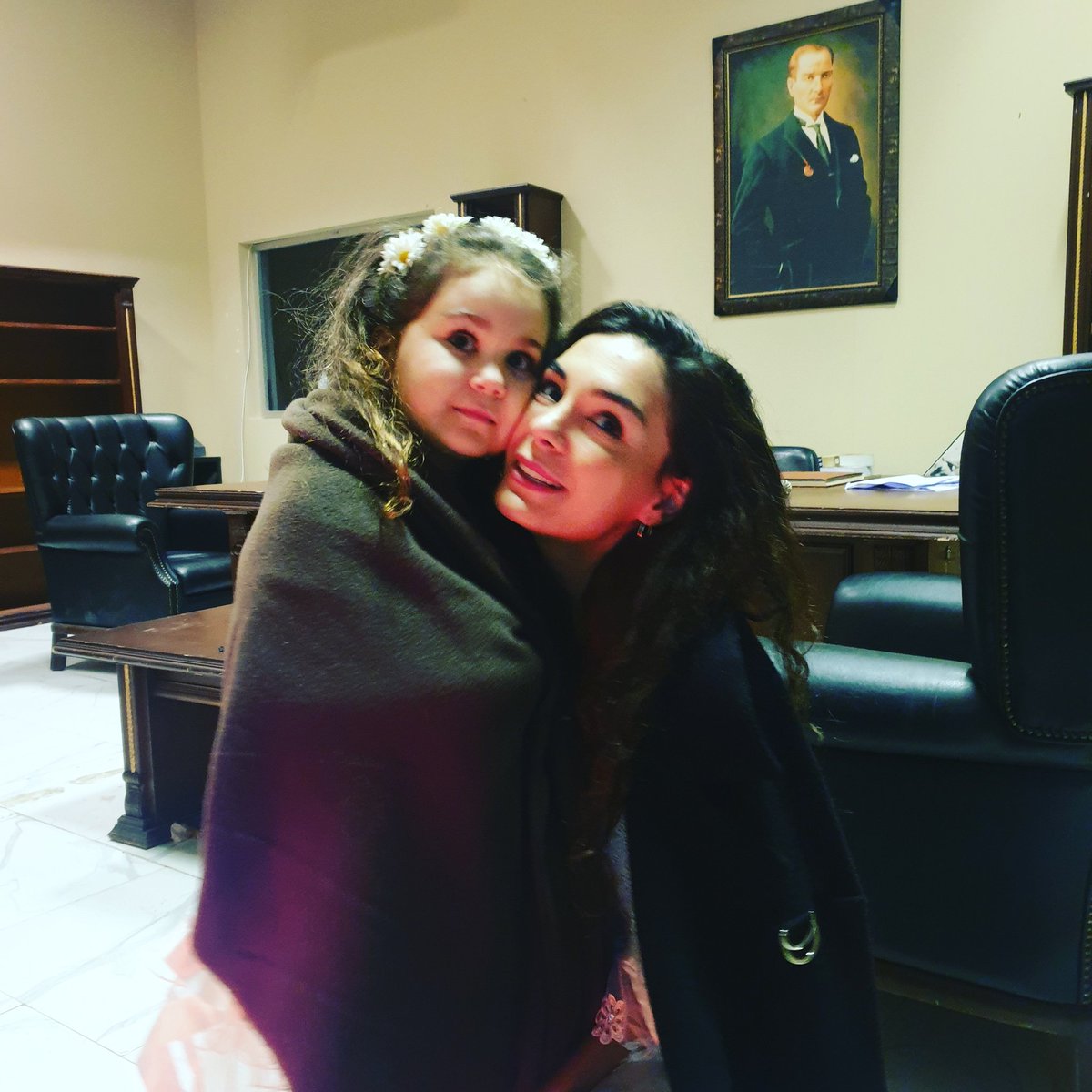 Almina Ayşe Akalın (@akalalmina) on Twitter photo Yanak yanağa, Ebru abla ile 💗
<a href="/rebrusahin/">Rebrusahin</a>
#hercai #hercaidizisi #akınakınözü #ebruşahin #gunes #miran #reyyan #reymir #miayapım #aliilhan #aliaslan #güneşşadoğlu #almina #alminaayşe #alminaayşeakalın #setarkası #oyun #oyuncu #dizi #childactor Yanak yanağa, Ebru abla ile 💗
<a href="/rebrusahin/">Rebrusahin</a>
#hercai #hercaidizisi #akınakınözü #ebruşahin #gunes #miran #reyyan #reymir #miayapım #aliilhan #aliaslan #güneşşadoğlu #almina #alminaayşe #alminaayşeakalın #setarkası #oyun #oyuncu #dizi #childactor