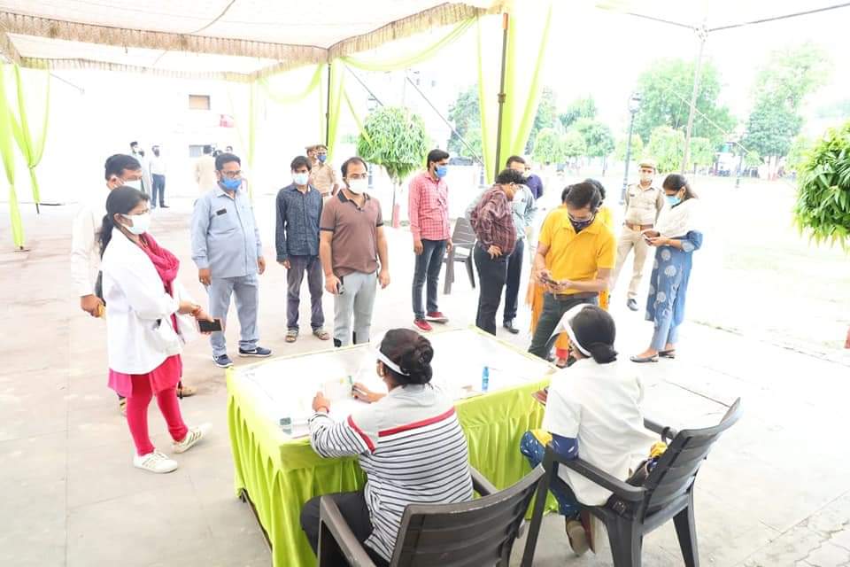Islamic Centre of India, Eidgah Lucknow Mein Covid Vaccination Ka Centre Start Kiya Gaya hai Jismein 18 to 44 yrs and 45+ Ka Vaccination ho raha hai.
Covid se hifazat Ke liye Sab log Vaccination Zaroor Karwaaiye.Allah Se Dua hai ki is waba se sabki hifazat Farmaye..