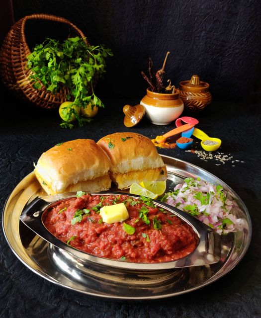 JaniceRego's tweet photo. Mumbai Street style Pav Bhaji! Pav Bhaji holds a special place in our hearts - one of the most revered vegetarian fast food dish

Check out: IG: @_wandering.soulmates_
#foodie #foodblogger #yummy #easyrecipes  #HomemadeFOOD #Mumbai #streetfood https://t.co/GJchbayDB5
