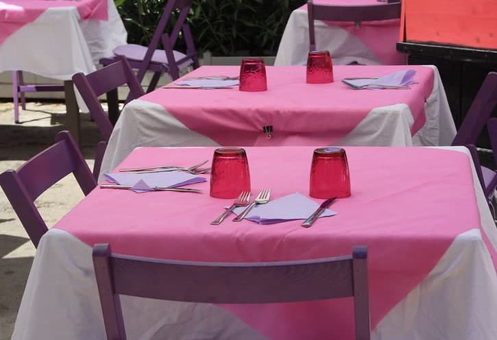 gencat's tweet photo. #Bars i #restaurants ja poden aplicar les noves mesures per contenir la COVID-19:

🕕 Horari ampliat fins a les 24h.
🪑 Aforament interior del 50%.
🍽 Màxim 6 comensals per taula.
🔛 Consum en barra, amb una separació d'1,5m entre persones.

https://t.co/0ZOOfIMhjD https://t.co/dix1hxJtFw
