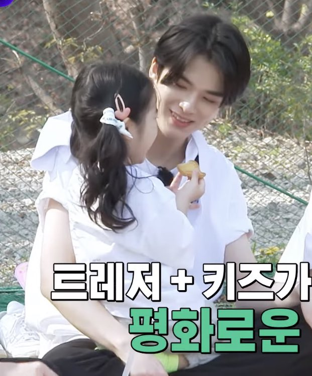 IittIeasahi's tweet photo. im crying look at the way he looks and smiles at eunseo🥺 https://t.co/64mGoXgi6o