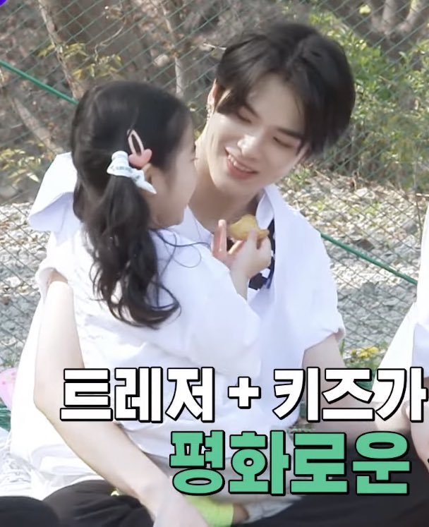 IittIeasahi's tweet photo. im crying look at the way he looks and smiles at eunseo🥺 https://t.co/64mGoXgi6o