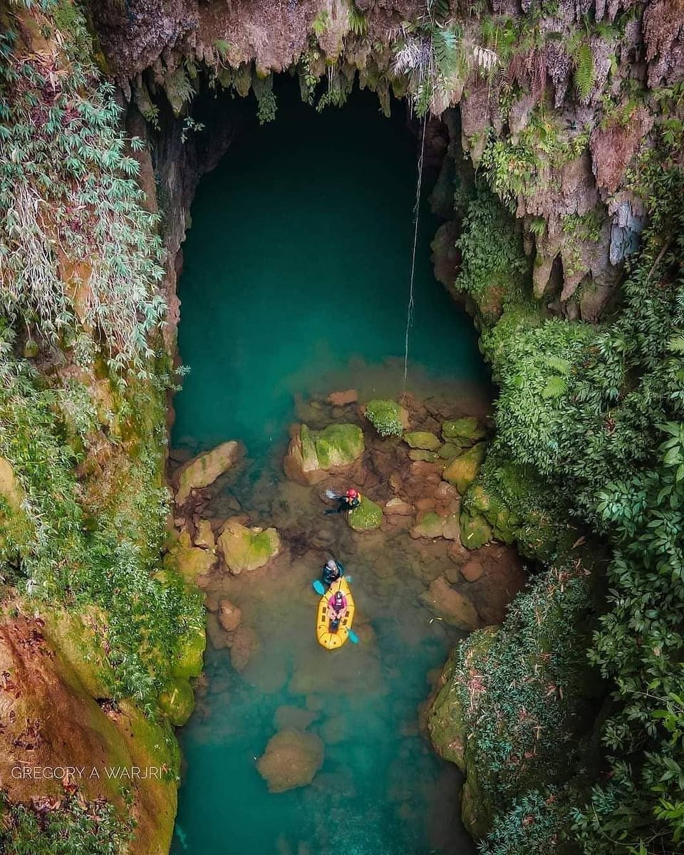 LocalziOfficial's tweet photo. Meghalaya.Kayaking through the swallow crystal clear waters to the caves in the middle of green valleys is a heavenly experience
@its_a_gregory_thing
#localzi 
#travelindia 
#meghalaya 
#incradibleindia 
#incradablemeghalaya 
#travelindia 
#travelwithlocalzi https://t.co/FbtChgyJ3j