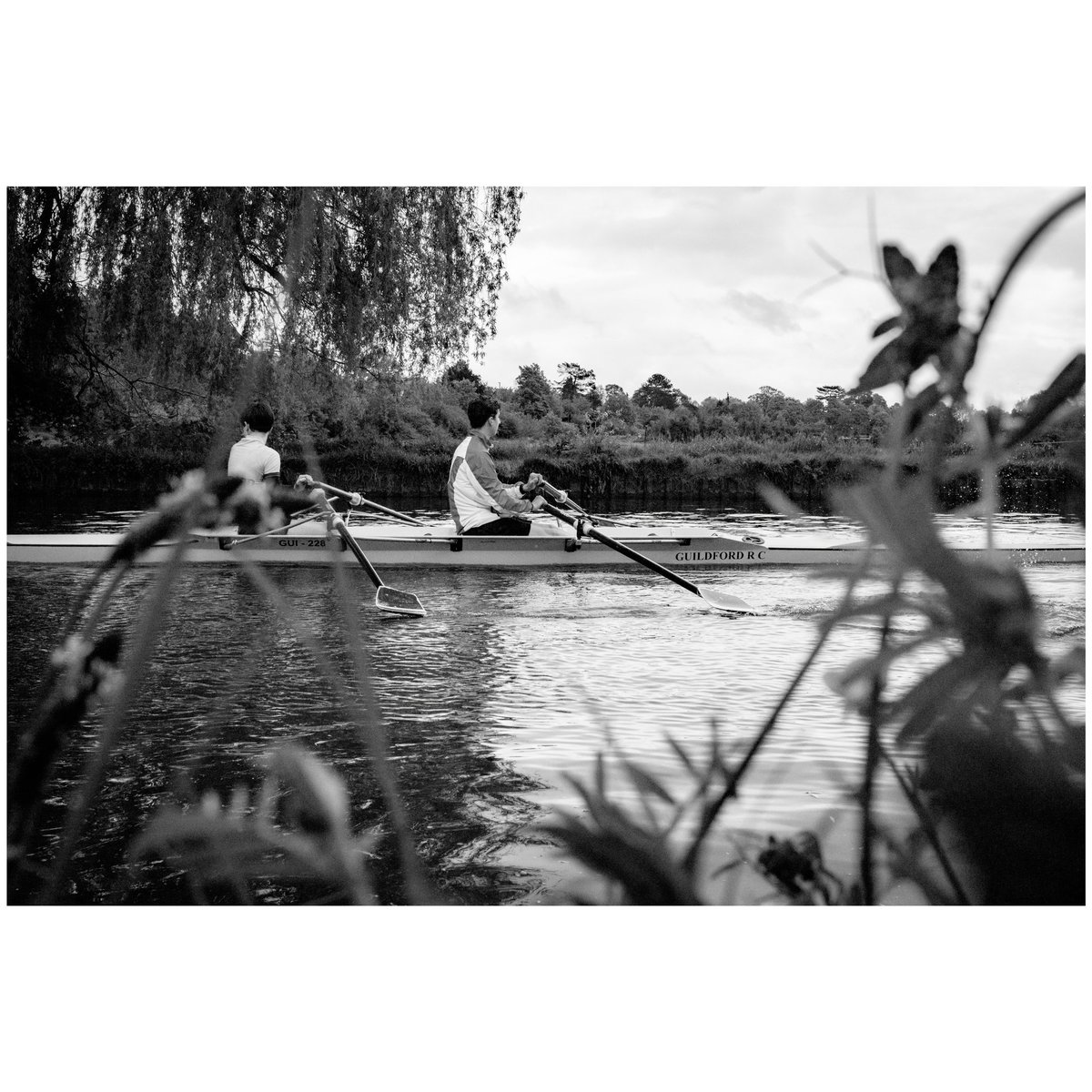 Rowers on the River Wey Guildford.
#riverwey #Guildford #cobbledstreets #guildfordsurrey #dorking #dorkinghighstreet #dorkingsurrey #dorkingtown #dorkingout #hellodorking #lightandshadow #protectyourhighlights #embraceyourshadows #myfujilove #myfujifilm #streetphotography