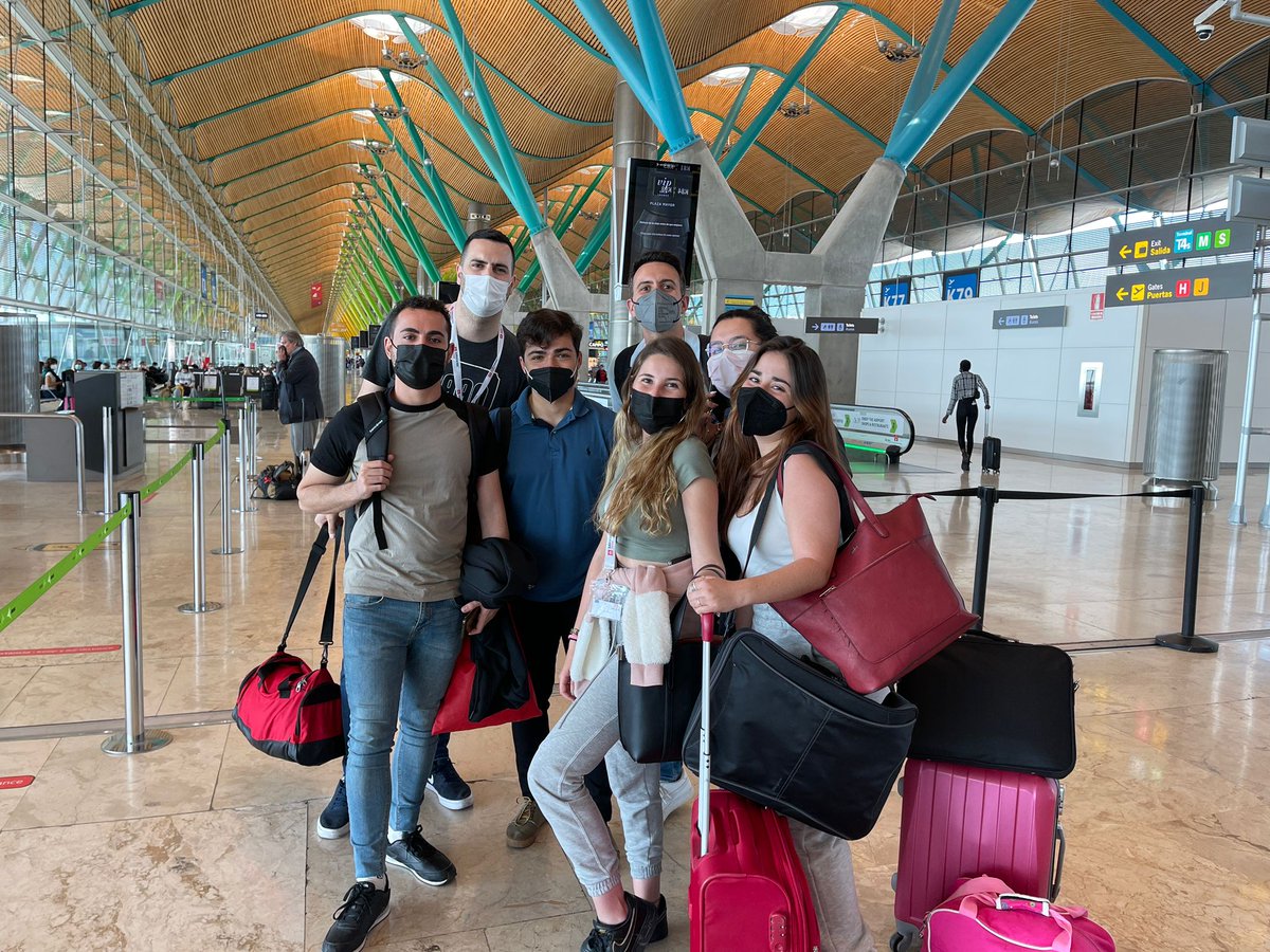 salesianotriana's tweet photo. ¡Nos vamos de Erasmus! Ayer un numeroso grupo de alumnos de Formación Profesional iniciaron su experiencia internacional partiendo hacia Italia y Alemania. Sus destinos son Foligno, Faenza y Leipzig. Allí realizarán un mes de prácticas. #erasmus @salesianossmx @sepiegob https://t.co/nbZwxqNZaU