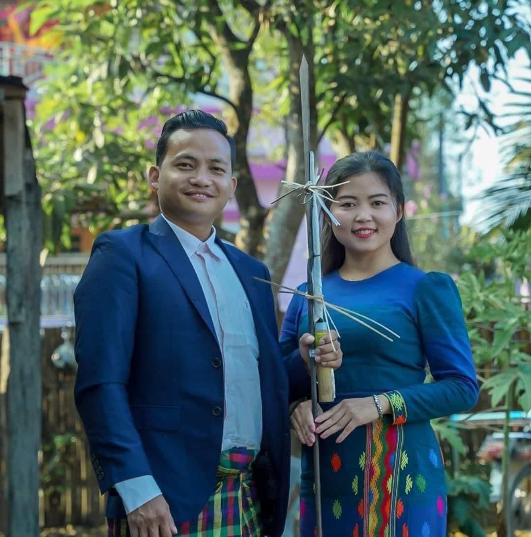 waiwainu's tweet photo. I'm devastated to hear that my friends, well-known #Kachin activists &amp; former political prisoners Lum Zaung and Sai Nu Pan, were attacked on the way to their grandpa's funeral, and arbitrary arrested by the military junta today.
#ReleaseTheDetainees now!

#WhatsHappeningInMyanmar https://t.co/5CXSQb9P06