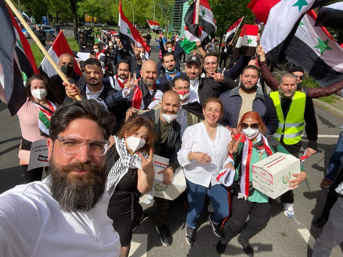 Julian Röpcke🇺🇦 (@julianroepcke) on Twitter photo Liebes <a href="/BMI_Bund/">Bundesministerium des Innern</a>,
diese Assad-treuen Syrer in Berlin würden sich gern zur Sammelabschiebung melden.
Sie lieben ihren Diktator und sehnen sich zurück zu ihm.
BITTE stellen Sie ihre Personalien fest und ab in den nächsten Flieger nach Beirut!
#AssadSyrer sind #KeineFlüchtlinge. Liebes <a href="/BMI_Bund/">Bundesministerium des Innern</a>,
diese Assad-treuen Syrer in Berlin würden sich gern zur Sammelabschiebung melden.
Sie lieben ihren Diktator und sehnen sich zurück zu ihm.
BITTE stellen Sie ihre Personalien fest und ab in den nächsten Flieger nach Beirut!
#AssadSyrer sind #KeineFlüchtlinge.