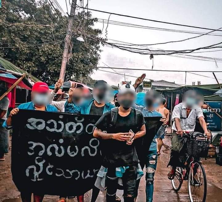 Although Hlaing Thar Yar is restricted under Martial Law,our brave protestors come out against the dictatorship.
#WhatsHappeningInMyanmar 
#May21Coup