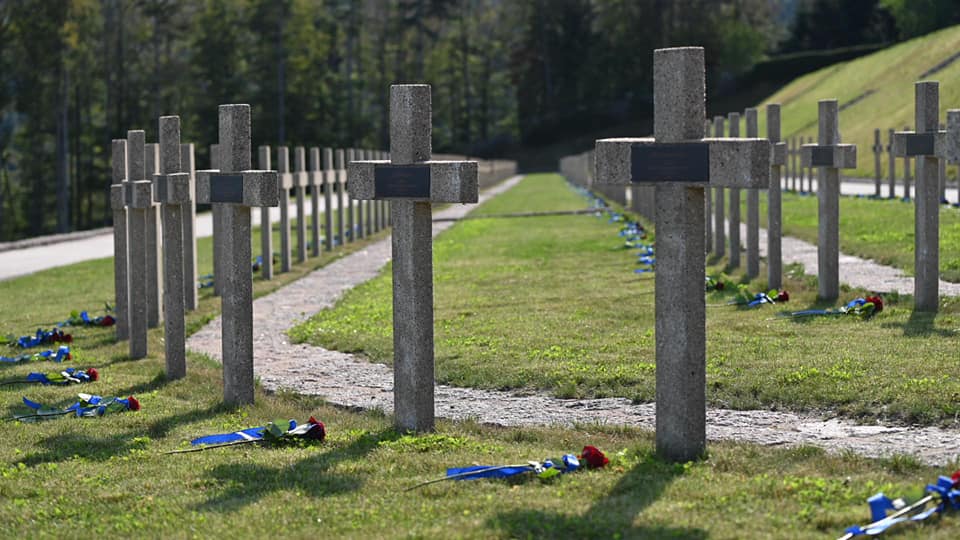 F_Bierry's tweet photo. ⚫️[#HISTOIRE] C'est un triste anniversaire : il y a 80 ans les premiers déportés arrivaient au camp de Natzweiler-#Struthof, en deux convois, les 21 et 23 mai 1941. L'occasion de rappeler l'indispensable devoir de mémoire, pour que jamais la flamme du souvenir ne s'éteigne
📸#CeA https://t.co/e3libVxiSS