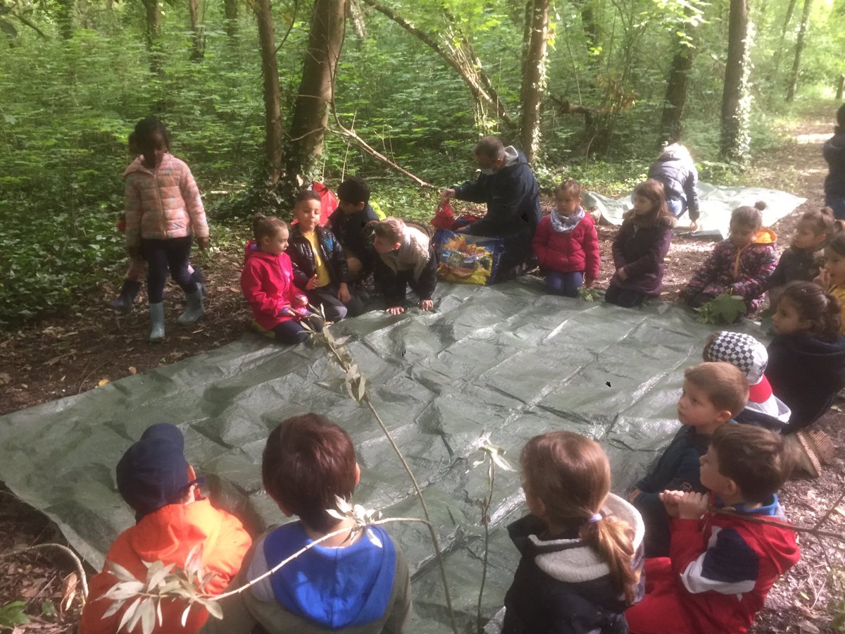Circo_pre16's tweet photo. Semaine de la Maternelle et Classe dehors pour la GS de Ch. Perrault Angoulême en présence de Madame La Directrice Académique . Éveil sensoriel et moteur, coopération et bien être ! #Cpré16 #DSDEN16 https://t.co/CcUYv0mOOJ